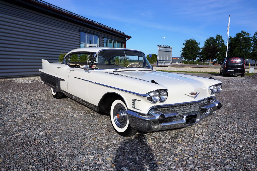 SÅLD

Cadillac Fleetwood 1958  En mycket tilltalande Fleetwood i ett fantastiskt original skick med endast låga 27457miles (44187 KM)! Fleetwooden kommer från Ohio där den stått inne hela livet..
