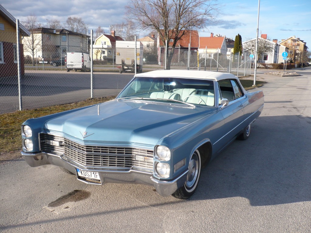 SÅLD
Cadillac DeVille cab från 1966! 429 V8motor och en hydra-matic automatlåda som går fint! En härlig go originalbil i bra bruksskick som har gått i samma familj sedan ny 1966 i Montana!
