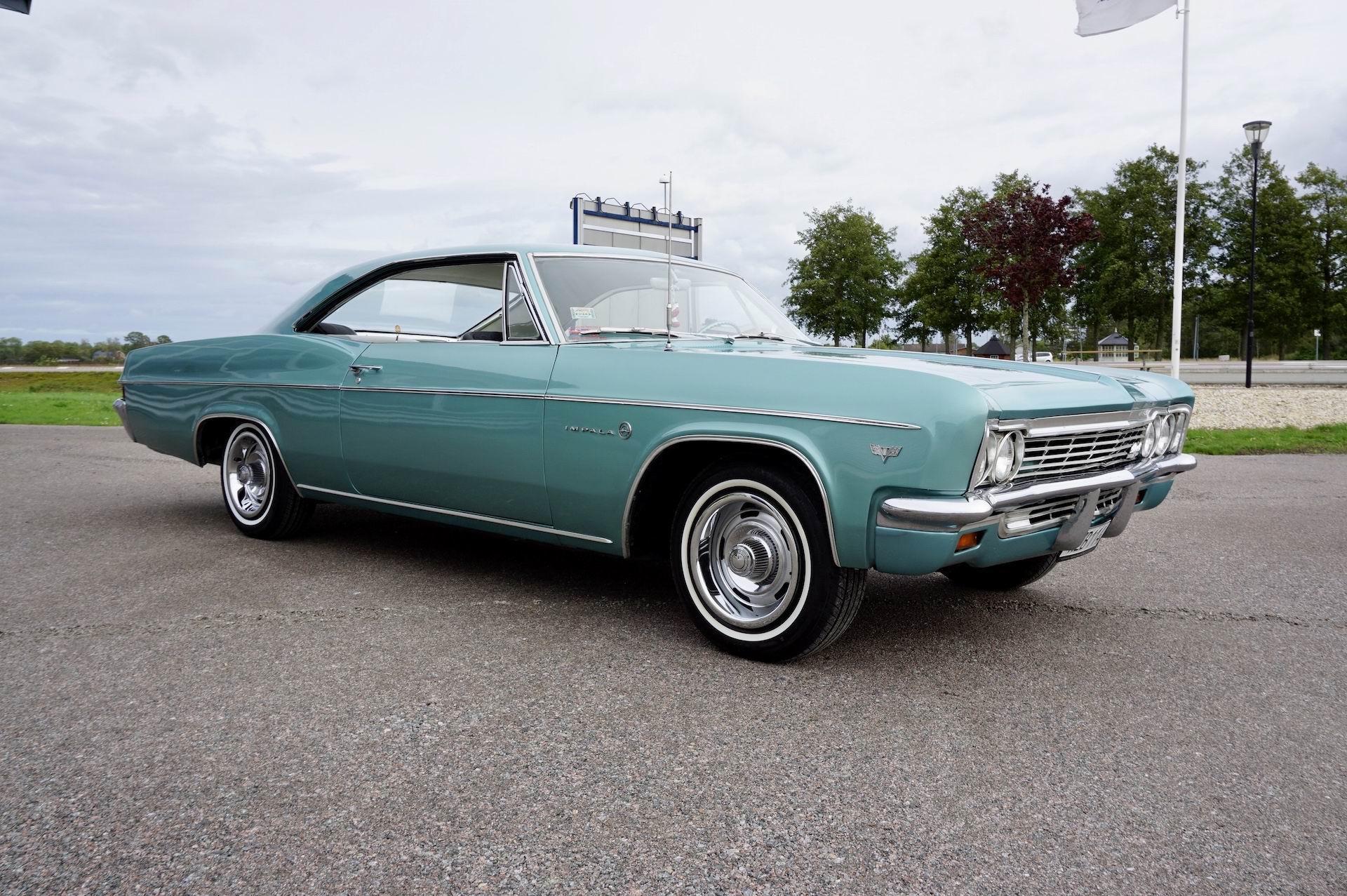 Såld
Chevrolet Impala 2DHT sport coupe från 1966! En fin Impala i bra bruksskick med tuff färgsättning grön metallic och grön/vit inredning!
Nyare V8 motor som är uppgraderad med heifördelare, heders samt edelbrockförgasare och automat som går fint.