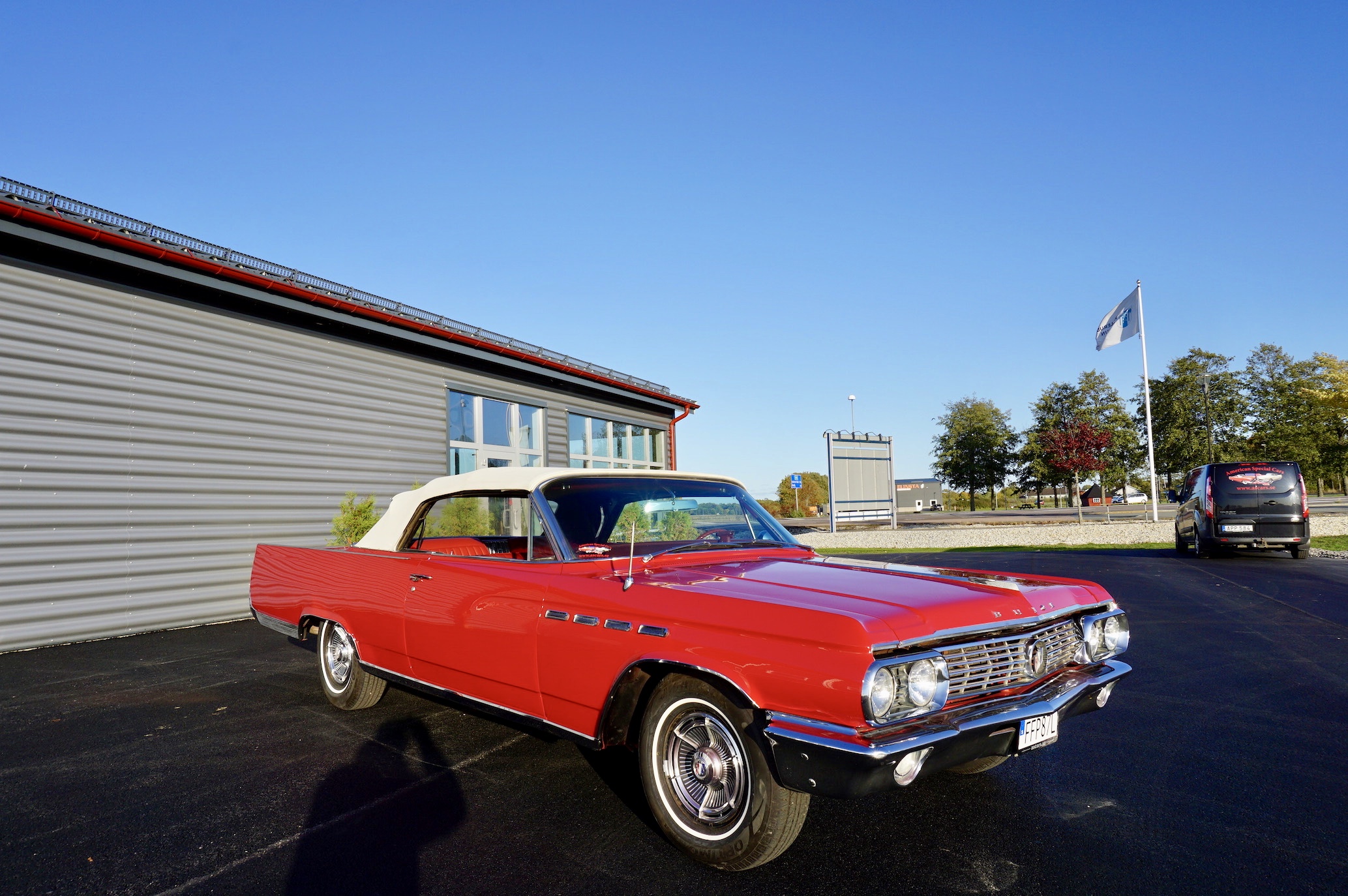 SÅLD
1963 Buick Electra 225 cab kanonfin californiabil röd läderinredning Elhissar Elsäte El ventrutor autronic eye nyare cab, mkt fint krom nya däck, . Besiktad och körklar. Bilen finns hemma i vår bilhall .Vi erbjuder förmånlig finansiering. Välkomna att besöka vår bilhall i Mellerud KÖPER/BYTER/SÄLJE
